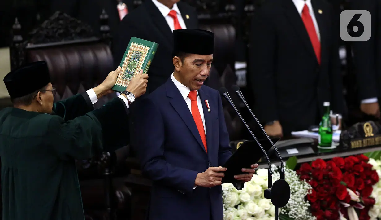 Joko Widodo atau Jokowi membacakan sumpah jabatan saat dilantik menjadi Presiden RI periode 2019-2024 di Gedung Nusantara, Jakarta, Minggu (20/10/2019).  Jokowi dan Ma'ruf Amin resmi dilantik sebagai Presiden dan Wakil Presiden RI periode 2019-2024. (Liputan6.com/JohanTallo)