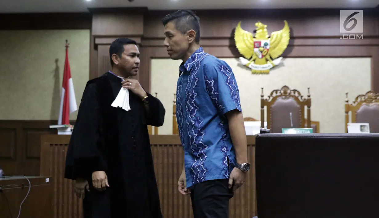 Terdakwa dugaan suap PT Krakatau Steel, Kurniawan Eddy Tjokro (kanan) usai mengikuti sidang pembacaan vonis di Pengadilan Tipikor, Jakarta, Kamis (15/8/2019). Direktur PT Tjokro Bersaudara tersebut divonis 1 tahun 3 bulan penjara dan denda sebesar Rp 100 juta. (Liputan6.com/Helmi Fithriansyah)
