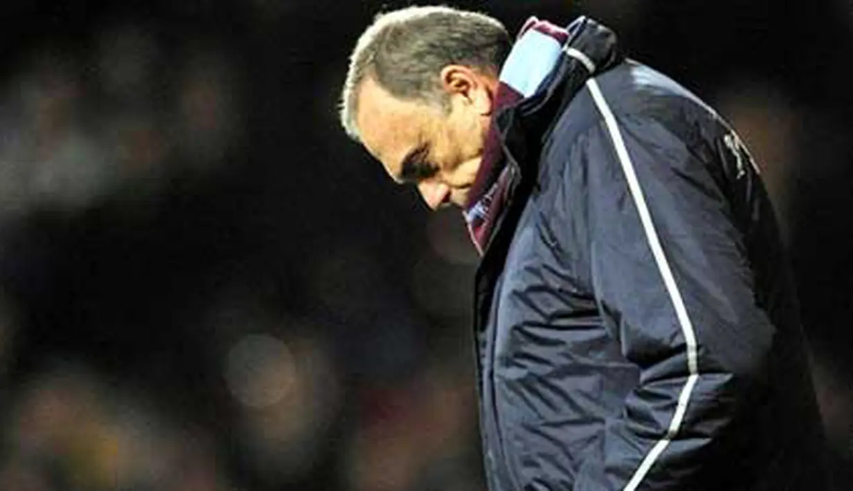 West Ham's Israeli manager Avram Grant gestures during the FA Cup third round football match between West Ham United and Barnsley at the Boleyn Ground, Upton Park, in East London, England, on January 8, 2011. AFP PHOTO/GLYN KIRK