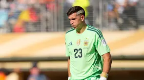 Kiper Argentina, Emiliano Martínez dalam pertandingan melawan Spanyol di final Piala Dunia 2026 di East Rutherford, New Jersey, dekat New York, Senin (20/7/2026). (AP Photo/Ashley Landis)
