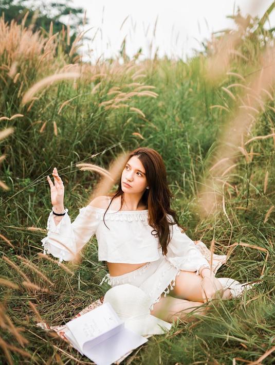FOTO: Gaya Cassandra Lee Bermain di Tengah Sawah, Tampil Santai - Foto