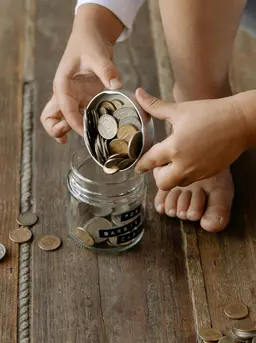 Banyak biaya kecil yang terlihat sepele seperti makan di luar atau aktivitas tambahan (Sumber: Pexels.com)