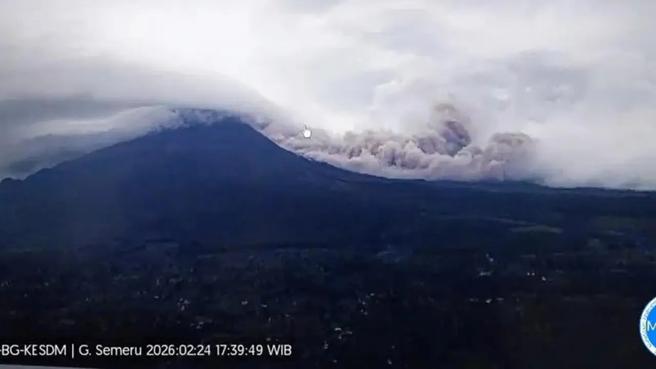 Gunung Semeru erupsi Selasa petang