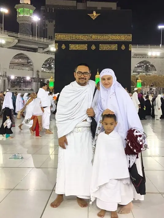 Bukan mengiming-imingi dengan hadiah seperti kebanyakan orang tua yang mengajarkan anaknya puasa di bulan Ramadan, namun Zee Zee memberikannya semangat dengan pujian. Meski awalnya ia merasa takut. (Instagram/zeezeeshahab)