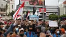 Pengunjuk rasa berkumpul saat berdemonstrasi menolak UU Cipta Kerja di kawasan Harmoni, Jakarta, Kamis (8/10/2020). UU Cipta Kerja yang disahkan beberapa waktu lalu memicu demonstasi sejumlah kalangan. (Liputan6.com/Faizal Fanani)