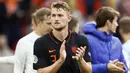 Akibat kartu merah Matthijs de Ligt di babak 16 besar Euro 2020 ketika melawan Republik Ceska, Belanda harus mengalami kekalahan karena kekurangan pemain. Pemain yang diharapkan akan bersinar di turnamen ini malah harus pulang duluan bersama Belanda. (Foto: AFP/Pool/Koen van Weel)
