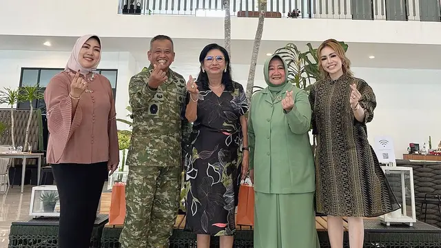Potret Momo Geisha Tampil Nyanyi di Tengah Pasukan TNI, Foto Bareng para Pejabat