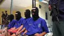 Sejumlah tersangka dihadirkan ketika pemusnahan barang bukti di kantor BNN, Jakarta, Rabu (17/6/2015). Sebanyak 18 kg sabu dan 622 butir ekstasi hasil pengungkapan BNN itu dimusnahkan. (Liputan6.com/Johan Tallo)
