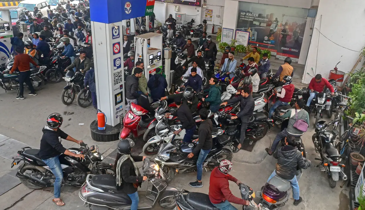 Sekitar 2.000 pompa bensin, sebagian besar di India bagian barat dan utara, telah kehabisan stok bahan bakar karena aksi mogok tersebut. (SANJAY KANOJIA / AFP)
