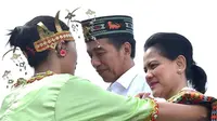 Presiden Jokowi dan Ibu Negara Iriana disambut sampiran kain tradisional NTT di  Bandar Udara Komodo, Kabupaten Manggarai Barat (Dok.Instagram/@jokowi/ https://www.instagram.com/p/BzvBBNABIZC/Komarudin)