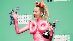 Miley Cyrus berpose di belakang panggung usai menjadi host di ajang bergengsi MTV VMA 2015 yang digelar di Microsoft Theatre, Los Angeles, California, AS (30/8/2015). (REUTERS/Danny Moloshok)