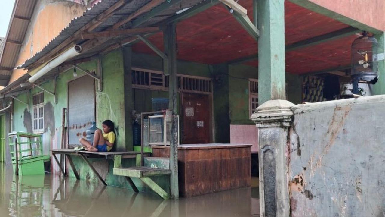 Ratusan Warga Kasemen Serang Terpaksa Sahur di Tengah Kepungan Banjir
