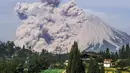 Gunung Sinabung memuntahkan material vulkanik saat meletus di Karo, Sumatera Utara, Kamis (11/3/2021). Gunung Sinabung erupsi dengan tinggi kolom 3.000 meter di atas puncak. (AFP/Sugeng Nuryono)