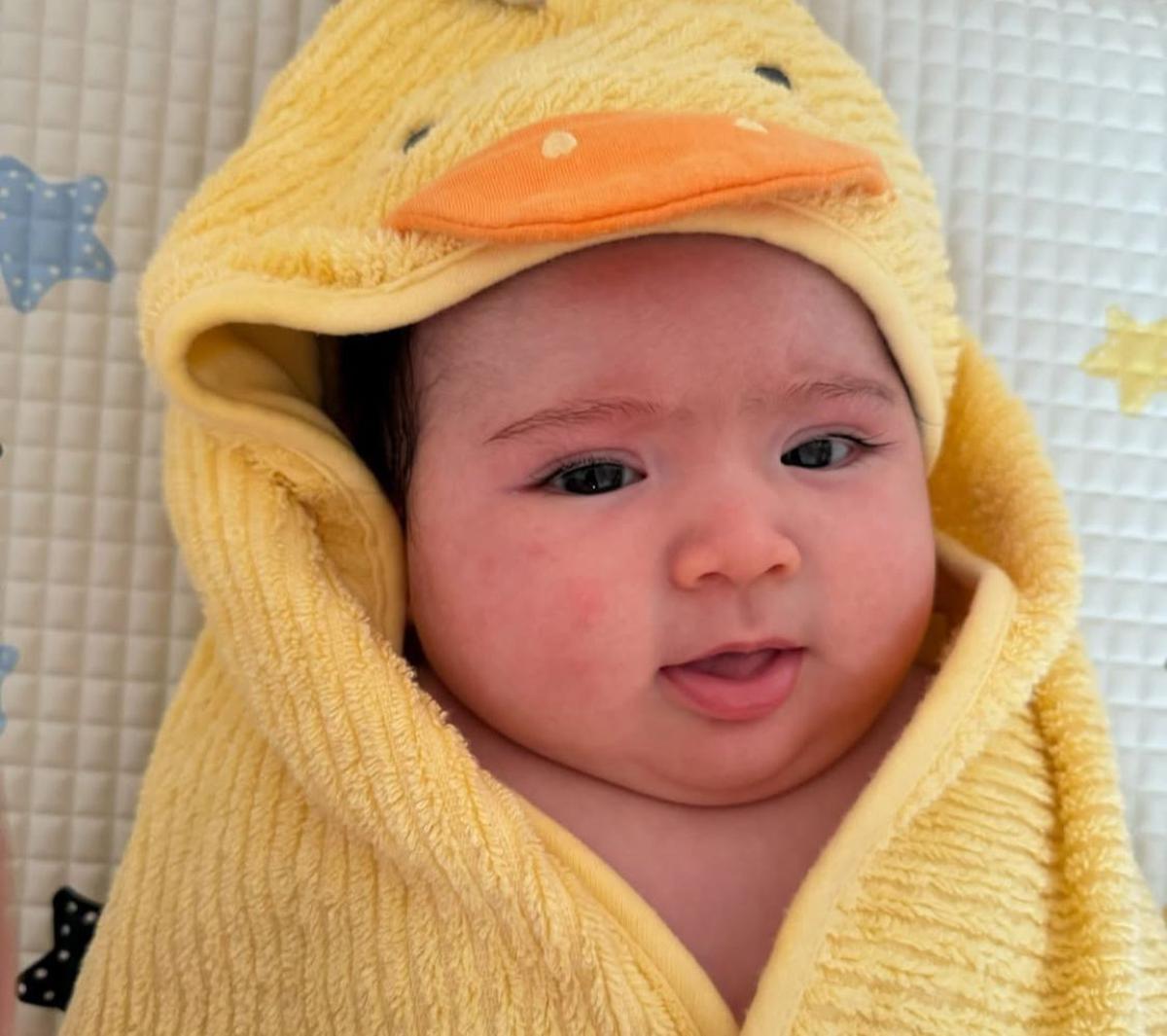 Potret Menggemaskan Hagia Anak Jedar, Berbalut Handuk Bebek dengan Ekspresinya yang Curi Perhatian