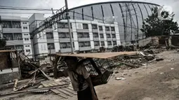 Warga membawa barang miliknya yang tersisa pascapenggusuran ratusan bangunan semipermanen di Kampung Bambu, Tanjung Priok, Jakarta Utara, Selasa (11/10/2022). PT KAI membongkar sekitar 254 bangunan semipermanen yang berada di bantaran rel atau dekat Jakarta International Stadium (JIS) guna sterilisasi jalur kereta api dan pembangunan stasiun baru di kawasan tersebut. (merdeka.com/Iqbal S. Nugroho)