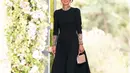 Ratu Yordania sekaligus ibu putra mahkota Al Hussein, Rania tampil elegan dalam balutan gaun hitam polos dari Dior Couture. [Foto: IG/queenrania].