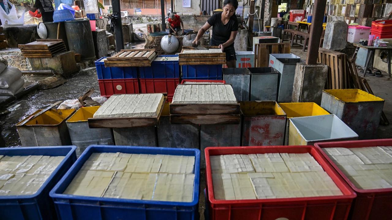 FOTO: Kenaikan Harga Kedelai Tekan Produksi Tahu di Jawa Timur