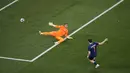Pemain PSG, Khvicha Kvaratskhelia (kanan) mencetak gol keempat timnya ke gawang Inter Milan yang dijaga oleh Yann Sommer dalam laga final Liga Champions 2024/2025 di Allianz Arena, Munchen, Jerman, Minggu (01/06/2025) dini hari WIB. (AP Photo/Markus Schreiber)
