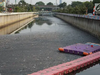 Penampakan aliran Kali Item yang dipenuhi sampah dan lumpur di kawasan Kemayoran, Jakarta, Rabu (4/9/2019). Selain menimbulkan bau tidak sedap, kondisi tersebut juga berpotensi menjadi sarang penyakit. (Liputan6.com/Immanuel Antonius)