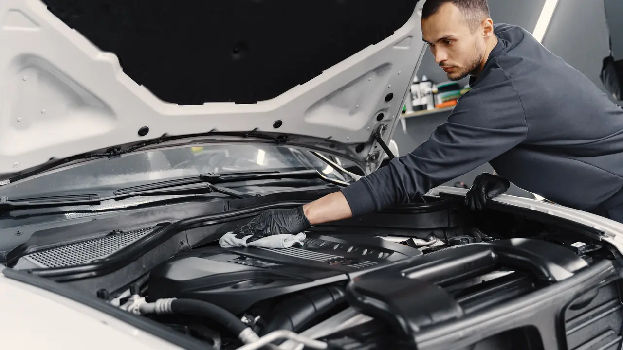 Cara aman mencuci mesin mobil