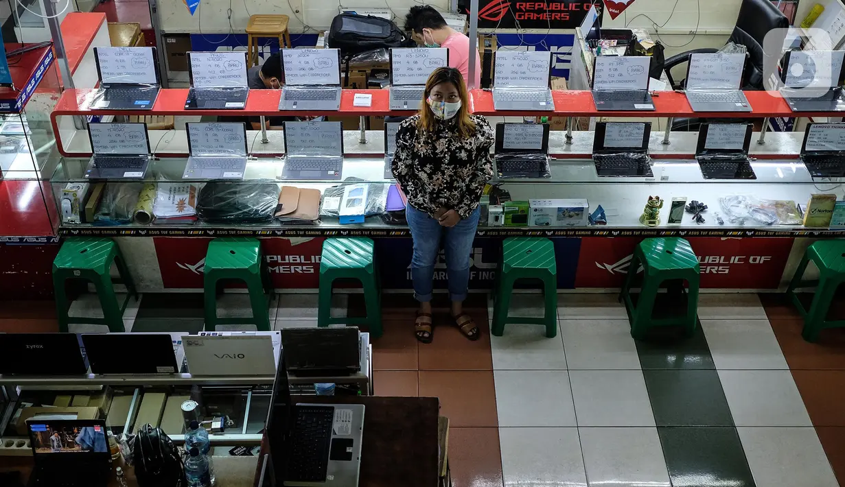 Penjual laptop sedang menanti pembeli di pusat elektronik Harco Mangga Dua, Jakarta, Selasa (9/3/2021). Vendor laptop diperkirakan memiliki tantangan pada 2021 dalam memenuhi permintaan terhadap laptop masyarakat di Indonesia. (merdeka.com/Imam Buhori)