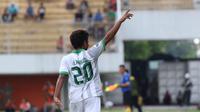Pemain Surabaya United, Ilham Udin Armaiyn, merayakan gol yang dicetaknya ke gawang Pusamania Borneo FC pada babak 8 besar Piala Jenderal Sudirman di Stadion Maguwoharjo, Sleman, Minggu (13/12/2015). (Bola.com/Nick Hanoatubun)