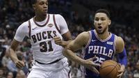 Guard Philadelphia 76ers Ben Simmons (kanan) coba melewati penggawa Milwaukee Bucks John Henson dalam lanjutan NBA 2017-2018 di BMO Harris Bradley Center, Minggu (4/3/2017) atau Senin (5/3/2017) WIB. (AP Photo/Morry Gash)