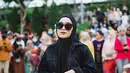 Kerap tampil stylish, ia pun sempat ikut hadir dalam Citayam Fashion Week yang beberapa waktu lalu sempat menjadi sorotan banyak selebriti. Tampil gaya dengan outfit serba hitam, Ririe terlihat makin keren dengan kacamata dengan warna senada. (Liputan6.com/IG/@ririe_fairus)