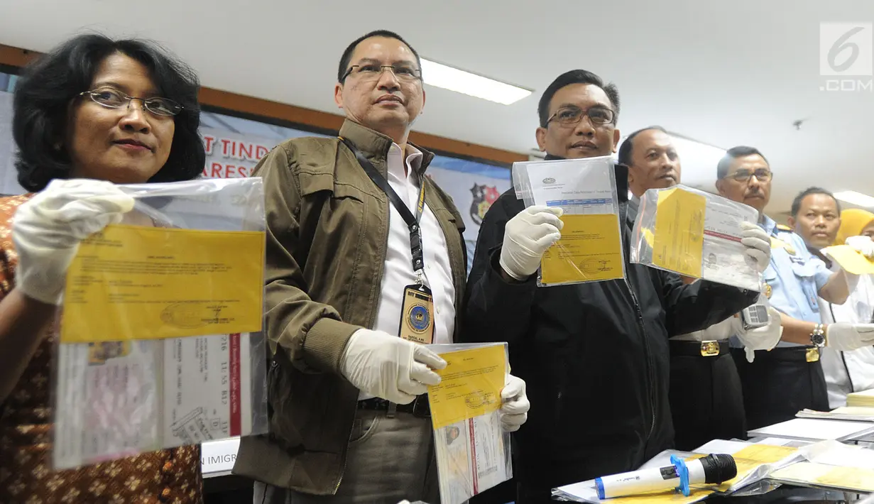 Polisi menunjukkan barang bukti kasus perdagangan manusia (human trafficking) atas korban Enti Sutini di Bareskrim Mabes POLRI, Jakarta (13/9). Polisi membekuk 5 tersangka dalam kasus perdagangan wanita berusia 16 tahun tersebut. (Merdeka.com/Arie Basuki)