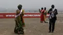Sejumlah peserta melakukan aksi teatrikal  dalam partisipasi mengungkap korupsi di Lima,Peru, (12/11/2015).  Mereka ingin menciptakan kepada masyarakat akan kesadaran tentang korupsi. (REUTERS/Mariana Bazo)