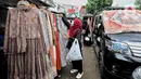 Jelang bulan suci Ramadan penjualan busana muslim di area Pasar Tasik, Tanah Abang, Jakarta mengalami peningkatan hingga 50 persen. (Liputan6.com/Angga Yuniar)