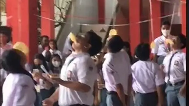 Siswa SMA Santai Makan Nasi Sambil Lomba Makan Kerupuk di Sekolah