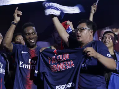 Legenda PSG, Jay-Jay Okocha, bernyanyi bersama suporter saat acara nonton bareng di Lippo Mall Kemang, Jakarta, Sabtu (9/2). Pada nobar itu PSG menang 1-0 atas Bordeaux. (Bola.com/Yoppy Renato)