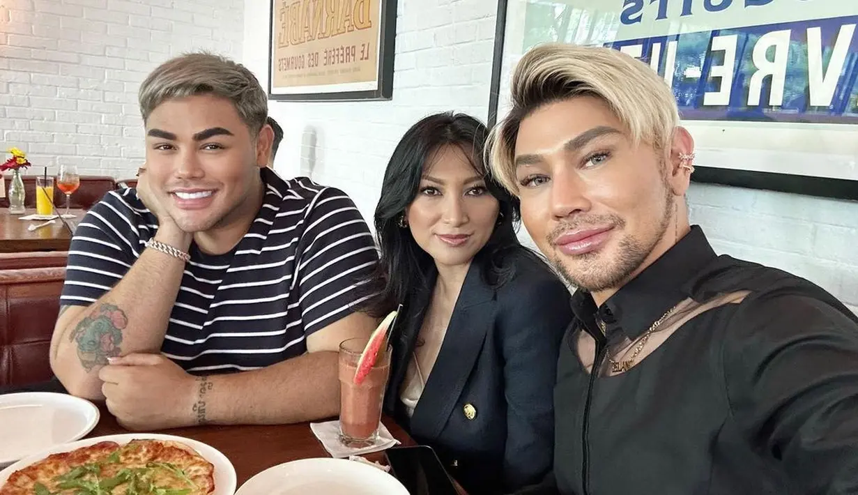 <p>Melalui postingan terbaru di Instagram, Ivan Gunawan terlihat bersama dua temannya. Netizen salah fokus dengan wajah Ivan Gunawan. [Foto: Instagram/ivan_gunawan]</p>
