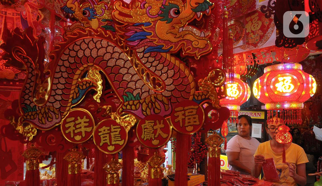 Warga mulai memadati kawasan niaga Glodok biasanya untuk membeli aksesoris pada hari Sabtu dan Minggu atau sepekan sebelum perayaan Imlek. (merdeka.com/Imam Buhori)