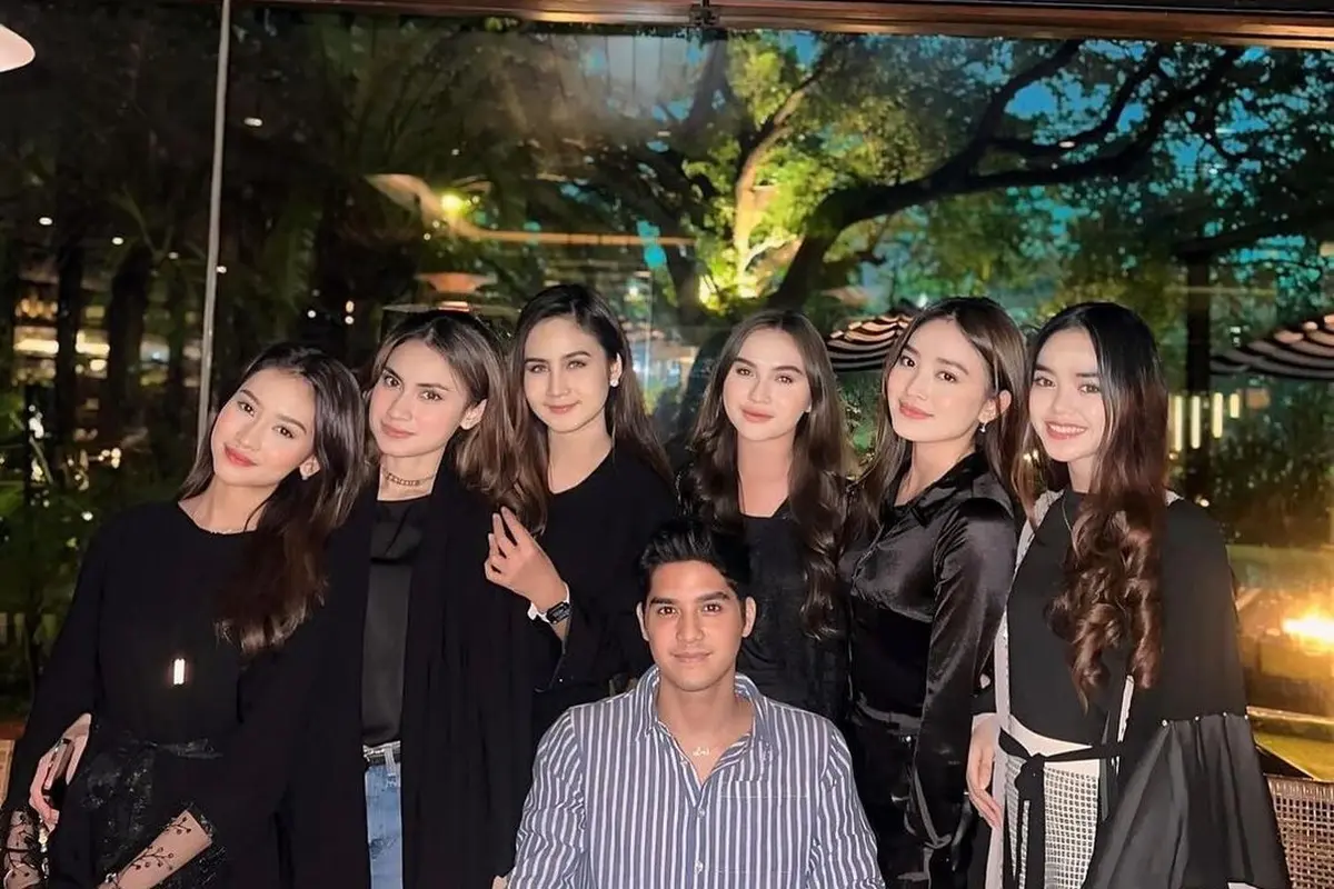 Potret Al Ghazali saat buka bersama bareng pemain Little Mom series (Sumber: Instagram/@alghazali7)