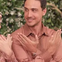 Menggotong perangkat pakaian bersama, hingga menumbuk alu ke dalam lumpang. Menyalakan tujuh buah lilin sebagai harapan kejujuran dalam membina rumah tangga.  (Instagram/hamishdw)