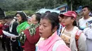 Keluarga dan warga berdoa untuk penumpang yang hilang dari kecelakaan KM Sinar Bangun di Danau Toba di Pelabuhan Tigaras, Sumatra Utara, Indonesia (21/6). Kapal tersebut membawa ratusan penumpang. (AP Photo/Binsar Bakkara)
