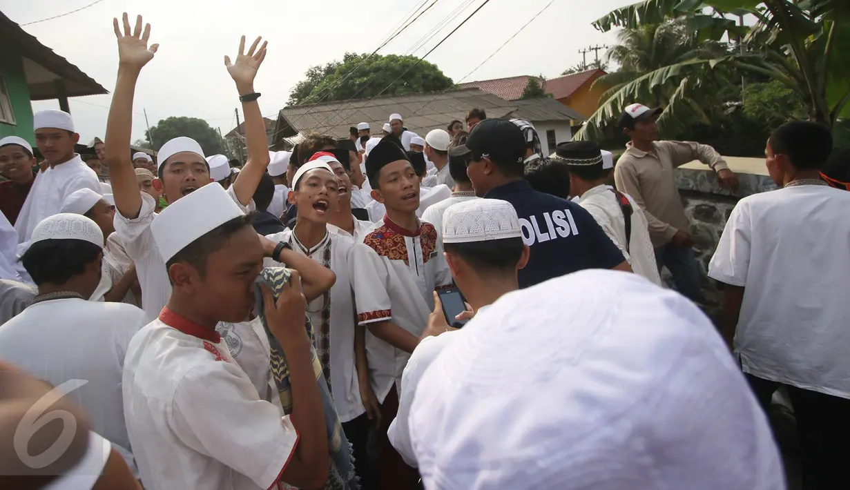 Massa gabungan dari beberapa Ormas berunjuk rasa di depan Masjid Jemaah Ahmadiyah di Depok, Jawa Barat, Jumat (24/2). Meskipun bangunannya telah disegel, massa tetap menuntut agar aliran Ahmadiyah dibubarkan. (Liputan6.com/Immanuel Antonius)