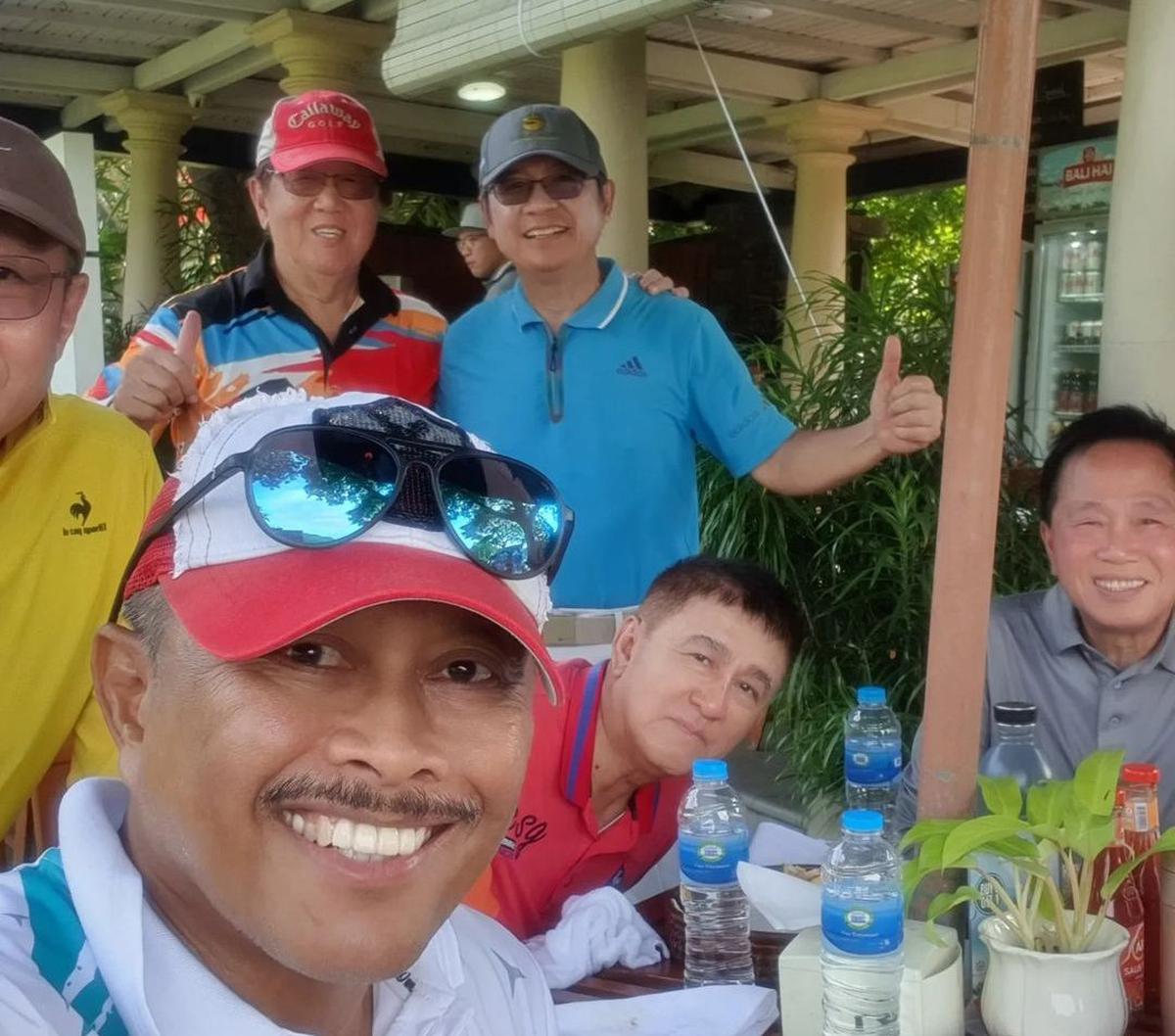 Tidak tanggung-tanggung, Nanan tengah bermain golf. "Cengkareng golf Course bersama Senres club," tulisnya dalam keterangan foto.<br>