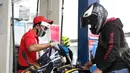 Petugas SPBU menggunakan alat pelindung wajah saat melayani pengendara di SPBU 31-164-01, Margonda, Depok, Jawa Barat, Jumat (8/5/2020). Penggunaan alat pelindung wajah merupakan upaya untuk melindungi diri dalam pencegahan penyebaran virus COVID-19. (Liputan6.com/Helmi Fithriansyah)