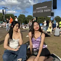 Mezzaluna dan Talullah, kedua putri Bimbim Slank kini beranjak dewasa. Gaya fashionnya begitu unik namun tetap hadirkan pesona yang menawan. [Foto: Instagram/ Mezzaluna]