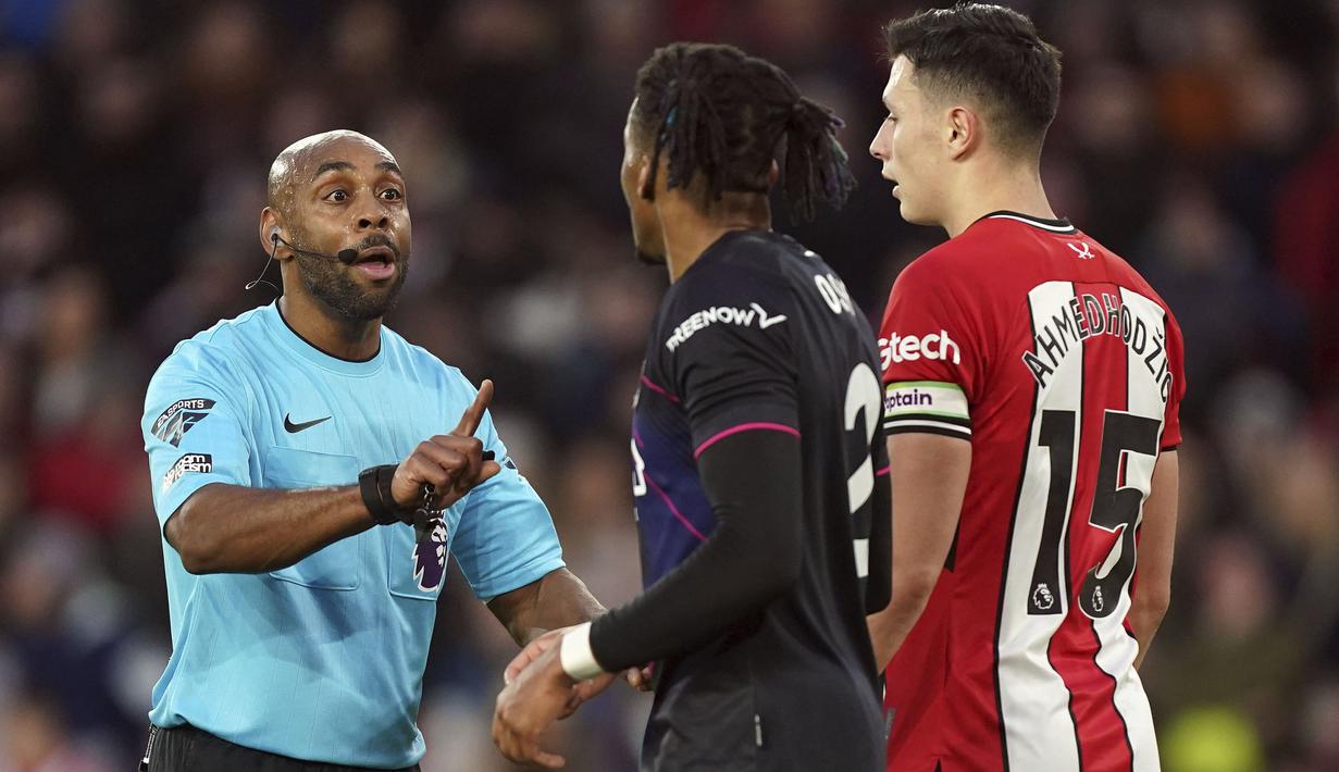 Wasit Sam Allison (kiri) saat memimpin laga lanjutan Liga Inggris 2023/2024 antara Sheffield United melawan Luton Town di Bramall Lane, Sheffield, Inggris, Rabu (27/12/2023) dini hari WIB. Ia menjadi wasit kulit hitam pertama yang memimpin pertandingan Premier League sejak Uriah Rennie pada tahun 2008. (AP Photo/PA/Danny Lawson)