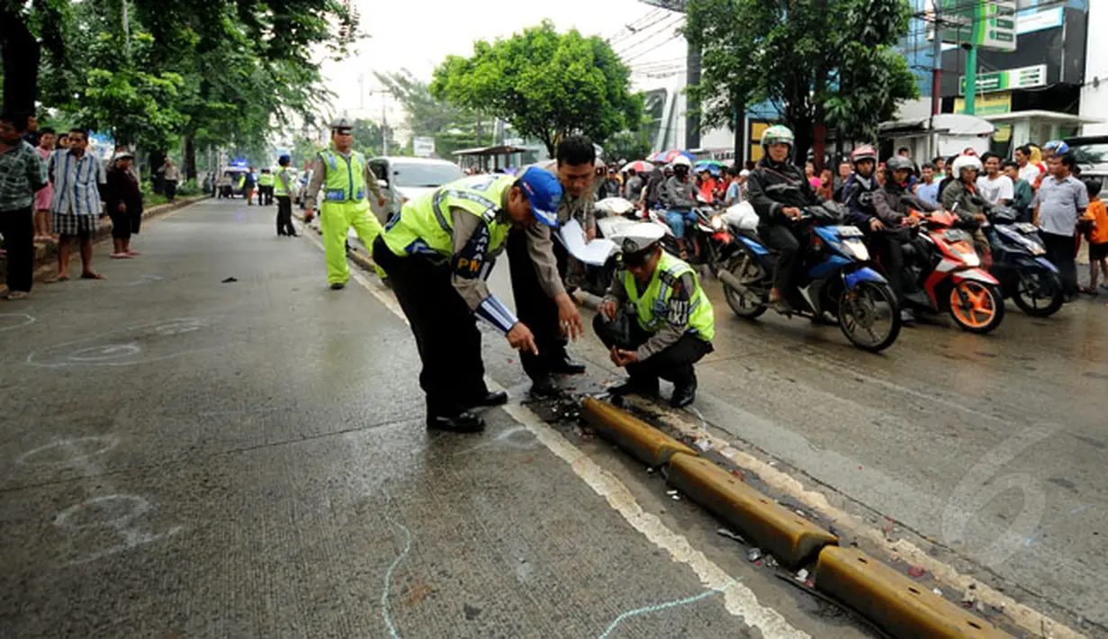 Satlantas Polres Metro Jakarta Selatan dibantu Ditlantas Polda Metro Jaya menggelar olah TKP kedua kecelakaan maut di Jalan Sultan Iskandar Muda, Pondok Indah, Jakarta, Kamis (22/1/2015). (Liputan6.com/Helmi Fithriansyah)