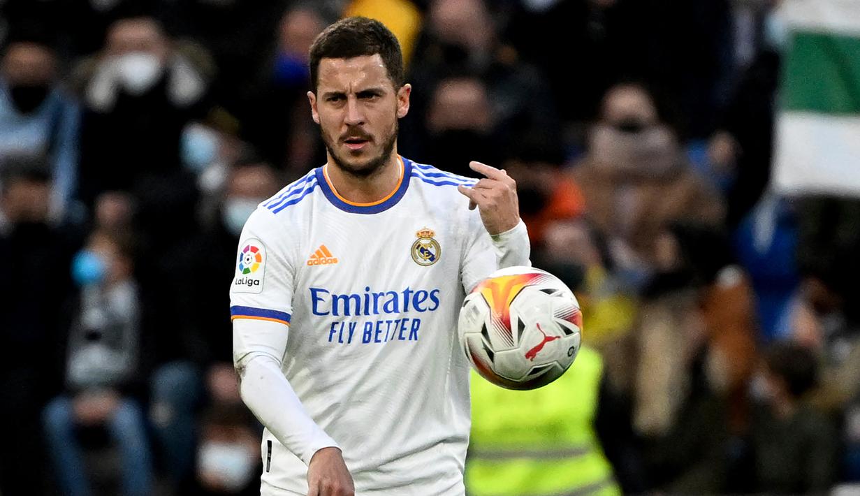 <p>Eden Hazard. Pemain sayap Real Madrid berusia 31 tahun yang telah 3 musim memperkuat Los Blancos sejak 2019/2020 ini belum tampil sesuai ekspektasi karena sering dilanda cedera. Chelsea sebagai klub lamanya kabarnya bersedia menampung sebagai pemain pinjaman musim depan. (AFP/Pierre-Philippe Marcou)</p>