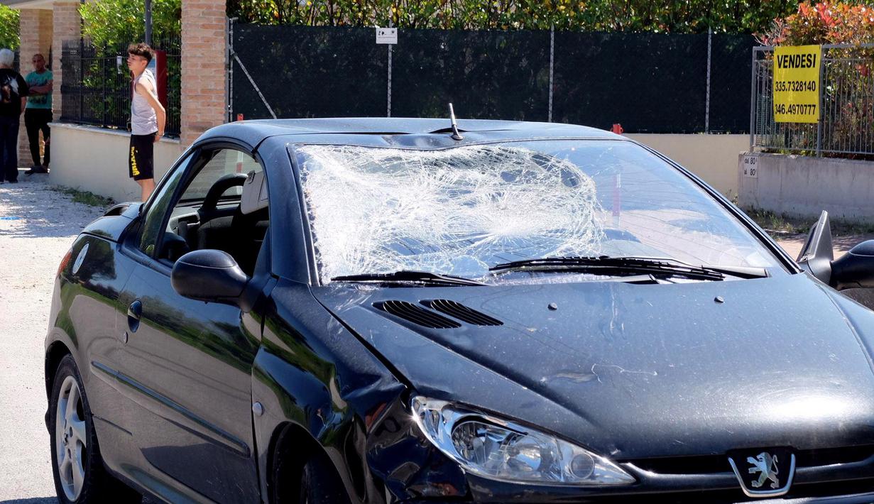 Kaca depan mobil yang rusak usai menambrak Nicky Hayden di Rimini, Italia, Rabu (17/5/2017) waktu setempat. Nicky meninggal setelah lima hari dirawat. (Tommaso Torri/ANSA via AP)