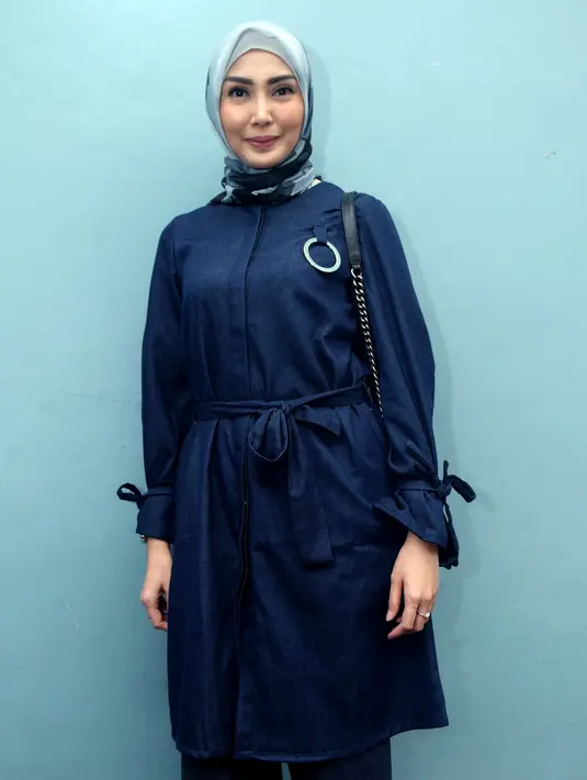 "Justru semenjak berhijab, alhamdulillah rezekinya tambah banyak. Kita sendiri malah bingung, makanya," ujar suami Fenita Arie, Arie Untung, ditemui usai mengisi acara di Masjid Agung Pondok Indah, Jakarta Selatan, Senin (22/1). (Nurwahyunan/Bintang.com)