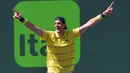 Petenis AS, John Isner berselebrasi setelah mengalahkan petenis Jerman Zverev pada final Miami Terbuka 2018 di Key Biscayne, Minggu (1/4). Isner menjadi petenis tertua yang memenangkan gelar turnamen Masters 1000 untuk kali pertama. (AP Photo)
