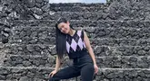 Selain liburan di alam, Melly Lee terlihat asyik belajar sejarah di bagunan struktur batu yang dibangun pada abad 16 ini. Tampil mengenakan outfit bertema hitam putih, Melly Lee terlihat bahagia meski berada di tengah terik. (Liputan6.com/IG/@mellyleeofficial)