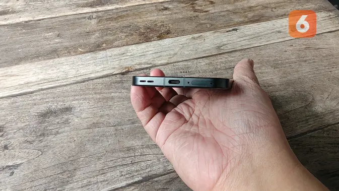 <p>Port USB-C dan speaker di bagian bawah Oppo Reno14 5G. (Liputan6.com/ Yuslianson)</p>